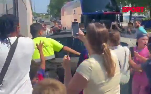 九游入口-新赛季首训！亚马尔抵达巴萨训练场，车外球迷高呼他的名字