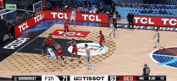 稳住局势！马尔卡宁径直杀入禁区，完成双手滑翔暴扣