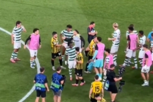 未来切尔西队友昆代和萨特帕耶夫欧冠赛后进行问候，后者赠送球衣