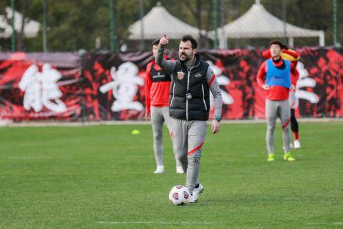 教学赛战罢不到24小时火速开练 莱科初定海港框架